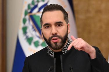 Bukele publicó en X un video de vehículos militares que, según dijo, corresponde a la operación de rescate.