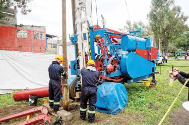 Trabajadores de la CDMX laboran en un pozo.