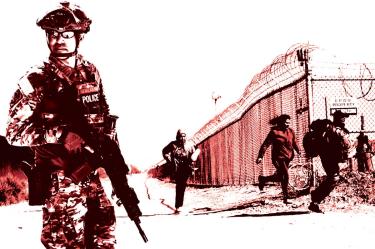 Fotoarte de un militar de EU y migrantes escapando en la frontera México-EU.