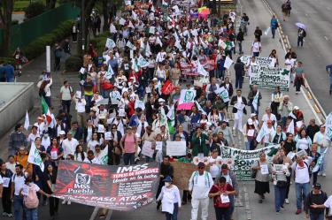 Trabajadores y trabajadoras  jubilados del Instituto Mexicano del Seguro Social (IMSS) marcharon para exigir justicia de Centro Médico Siglo XXI hacia el Zócalo capitalino. FOTO: GRACIELA LÓPEZ/CUARTOSCURO.COM
