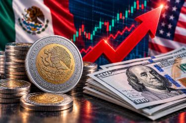 Moneda mexicana de dos tonos con borde plateado junto a billetes de dólares, monedas y gráficas financieras que ilustran la depreciación del peso mexicano.