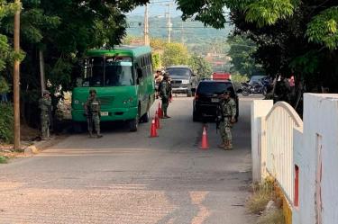 Un autobús del transporte público que trasladaba a estudiantes de secundaria fue atacado a balazos