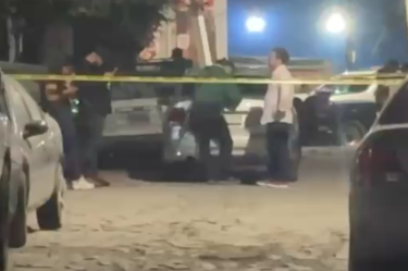 Elementos de seguridad resguardan el inmueble en Zapopan donde fueron hallados los cuerpos de dos víctimas en habitaciones distintas.