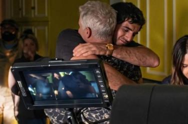Jacob Elordi y Eric Dane abrazándose durante el rodaje de Euphoria, con un monitor de grabación en primer plano.