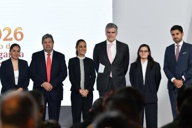 La presidenta Claudia Sheinbaum acompañada de representantes del gobierno y de AMPIP en la presentación de proyectos de inversión.