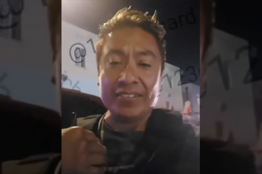 El creador de contenido Carlitos Ricardo Parias acusa que agentes federales le dispararon en Los Ángeles. Un juez desestimó sus cargos, pero sigue bajo custodia.