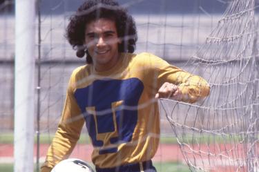 Hugo Sánchez con el uniforme de Pumas.