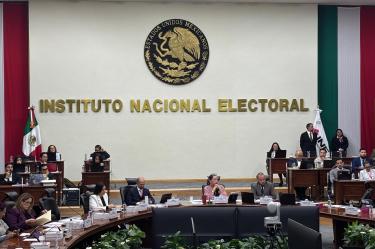 Durante la sesión del Consejo General de este jueves, la presidenta Taddei protagonizó diferencias con los representantes del PRI y SOMOS, sobre los videos donde convive familiarmente con un proveedor del INE.