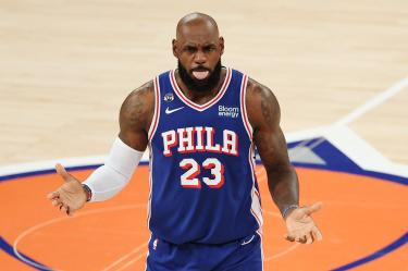 LeBron James fue captado en el momento del himno de Estados Unidos haciendo movimientos de calentamiento en lugar.