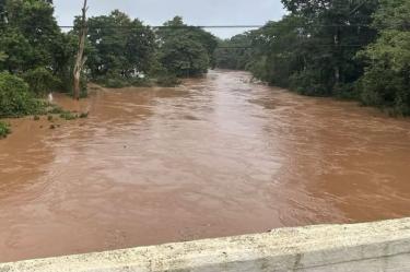 Las fuertes lluvias también impactaron la prestación de servicios básicos. En el municipio de Paso del Macho, la Oficina Operadora de Agua suspendió el funcionamiento de las bombas de captación.