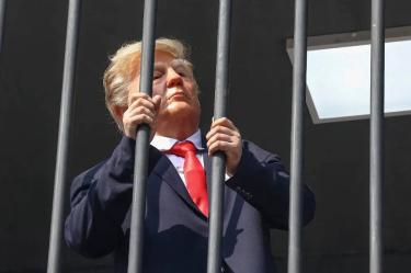 Desde la muerte de Jamenei, Irán presenta a Trump como criminal; la celda en Teherán es su campaña más reciente.