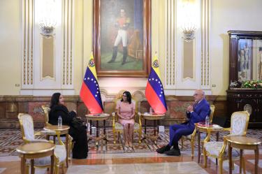 Delcy Rodríguez recibe a representantes del diálogo nacional