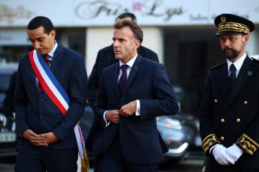 Emmanuel Macron viajó a Trappes y calificó el tiroteo de atentado terrorista racista.