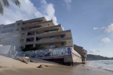 El mar colapsó un polémico hotel construido en zona federal hace siete años en Bahía de Banderas.