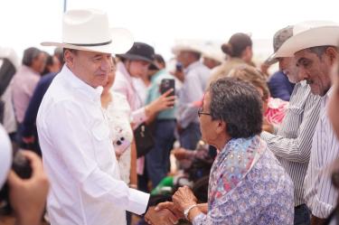 El Gobierno de Sonora reiteró su compromiso de continuar impulsando mecanismos de apoyo y gestiones institucionales que aseguren la protección de los ingresos familiares y el bienestar de los sectores más vulnerables de Sonora