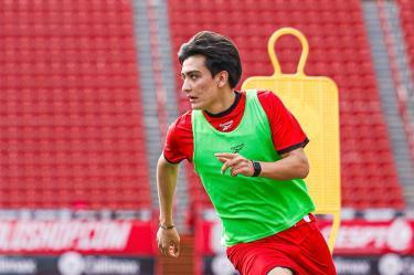 Gilberto Mora volvió a los entrenamientos y ya portó los botines de Lionel Messi