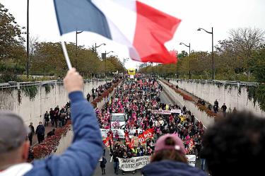 Manifestantes franceses marchando por la avenida Jean Zay.