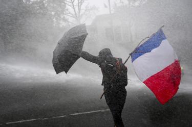 Fuerzas de seguridad francesas patrullan las calles de París durante el fuerte operativo desplegado ante las protestas masivas por el costo de vida.