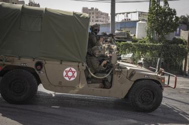 Las calles del barrio están desiertas y solo circulan vehículos del ejército israelí.