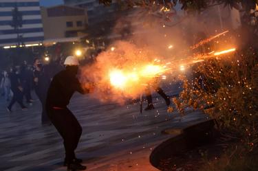 Manifestantes con artefactos incendiarios intentaron atacar ministerios y la sede del Partido Socialista en Tirana