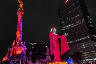 El Ángel de la Independencia se iluminó de tonos anaranjados y morados, característicos de la temporada