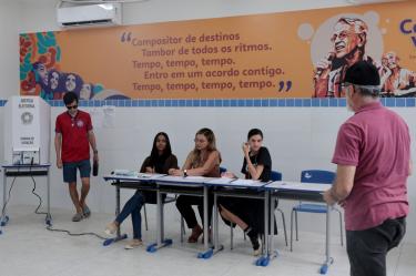 Personas votan en un centro de votación