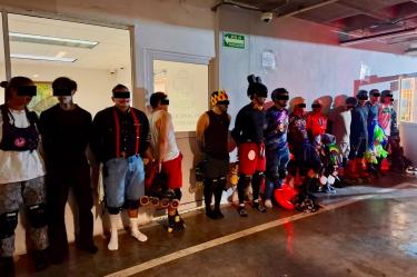 Un grupo de 24 patinadores vestidos con disfraces alusivos al Halloween fueron detenidos por no contar con el aviso correspondiente para realizar esta actividad en la vía pública.