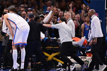 Jalen Williams fue retirado en camilla del Paycom Center luego de sufrir la dura lesión en la pierna izquierda.