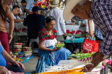 Las familias veracruzanas van a los mercados el último domingo de octubre para abastecerse de los productos que utilizarán en sus ofrendas.