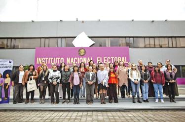 Integrantes del INE afuera de las instalaciones del Instituto.