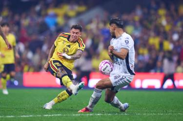 Brian Rodríguez en un partido con el América