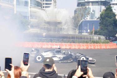 Esta mañana el piloto mexicano de Fórmula 1, Sergio Pérez visitó la avenida Paseo de la Reforma.