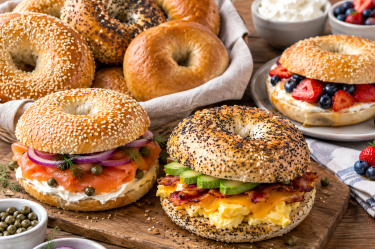 Aprende a preparar bagels, el clásico pan neoyorquino para el desayuno