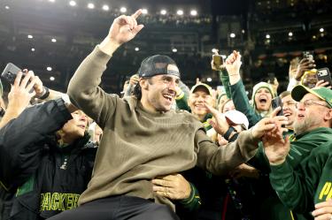 Sal Frelick, jardinero de los campeones MIlwaukee Brewers, saltó a las gradas para convivir con los aficionados de los Green Bay Packers.
