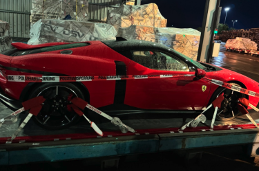 El Ferrari Testarossa rojo decomisado en el aeropuerto de Frankfurt por agentes de aduanas, rodeado con cintas de seguridad de la policía alemana.