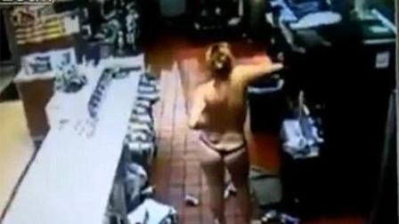 En un acto poco razonable la mujer daño las instalaciones y se sirvió un helado en su cabeza