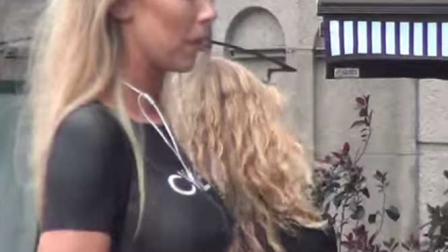 Modelo con blusa de body paint sorprende en Dinamarca