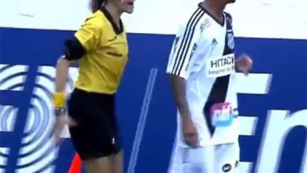 VIDEO: Abanderada no permite intimidación y regaña a jugador