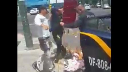 Elementos de la SSPDF intentan detener a un vendedor y tiran merengues al suelo. 