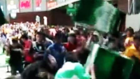 VIDEO: Aficionados de Santos y Tigres desatan batalla campal