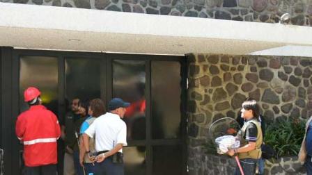 Equipos de emergencia e integrantes de la brigada de rescate animal, realizaron maniobras para capturar un mono que se escapó de una casa y se encontraba en la colonia Lomas de Chapultepec. / Foto: Cuartoscuro.