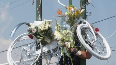 Una bici blanca fue colocada en el crucero de Av. del Imán y Av Aztecas donde ocurrieron los hechos.