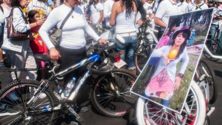 Familiares y ciclistas realizaron un homenaje en avenida del Imán.