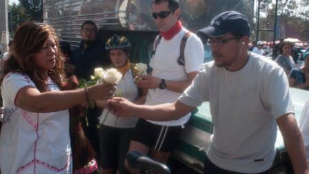 Familiares de la joven atropellada repartieron flores blancas para rendir el homenaje.