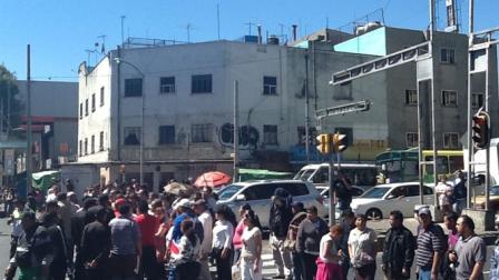 Los comerciantes del mercado de La Merced piden una explicación del incendio registrado esta mañana. Foto Daniel Magaña
