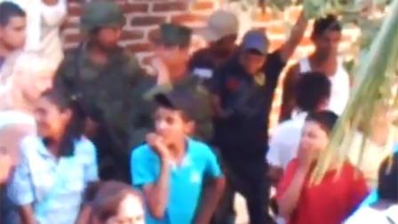Desde las 22:30 horas del lunes hasta las 18:45 horas del martes, 20 soldados de la 43 Zona Militar permanecieron secuestrados en una bodega de la comunidad de Felipe Carrillo Puerto, conocida como La Ruana, Michoacán.  Foto ESPECIAL