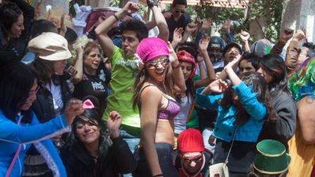Varios jóvenes se dieron cita en el Parque México para bailar Harlem Shake.