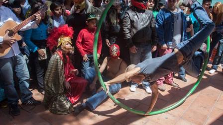 Se trata de que una persona baila ataviado con una máscara, y quienes están alrededor muestran una indiferencia inquebrantable.
