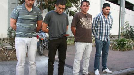 Tras una llamada de alerta, la policía capitalina ubicó a los sujetos que salieron corriendo de un domicilio y abordaron una camioneta. (Foto: Cuartoscuro)