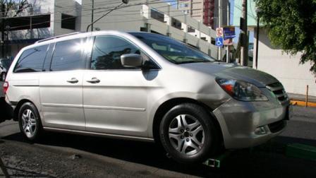 Los detenidos intentaron huir en una camioneta Honda Odyssey, color gris con y reporte de robo en la delegación Coyoacán. (Foto Cuartoscuro)